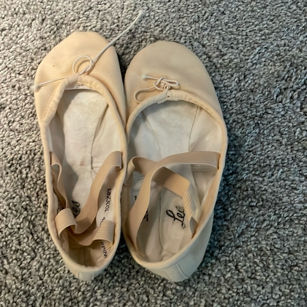 Canvas ballet slippers says 4c as size but fits more like a 2